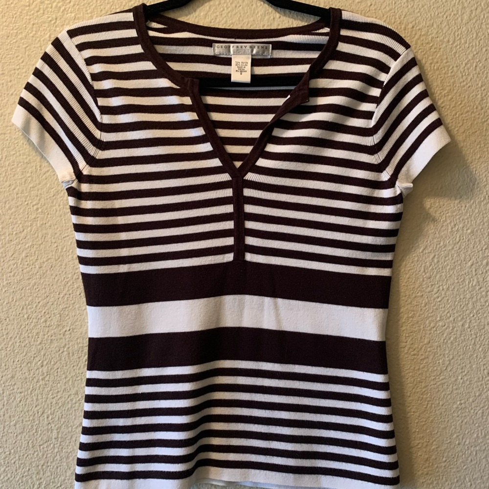 LAST CHANCE—EUC- Geoffrey Beene brown and white top. Size small.